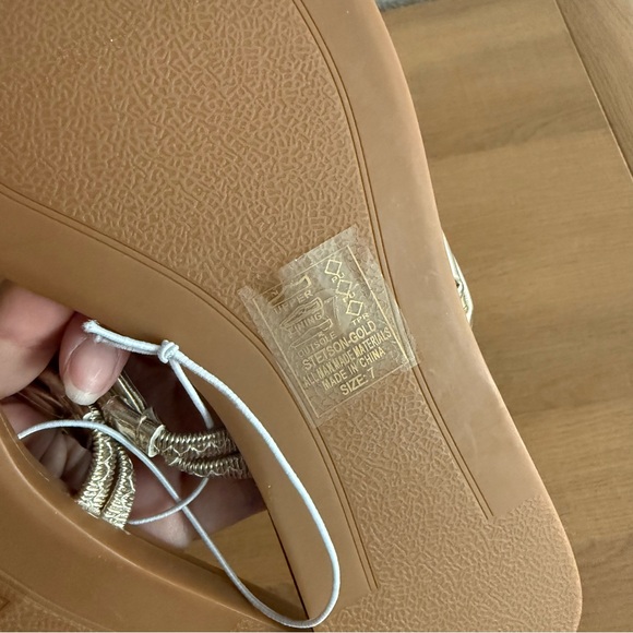 NEW Azalea Wang Stetson Gold Sandals 7 - Picture 4 of 4